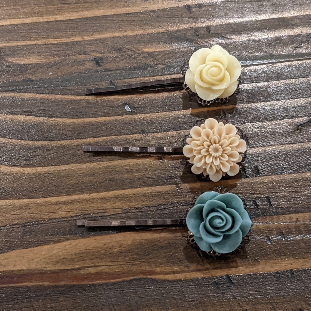 Beautiful 3 piece flower hair clips - Picture 4 of 7